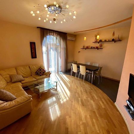 יירבאן City Center Cute Flat 3 Rooms מראה חיצוני תמונה