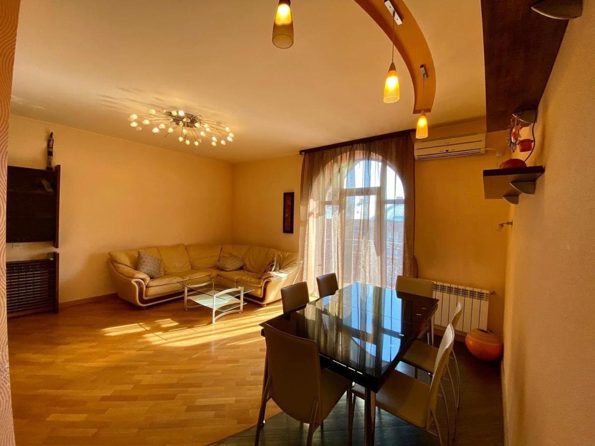 יירבאן City Center Cute Flat 3 Rooms מראה חיצוני תמונה